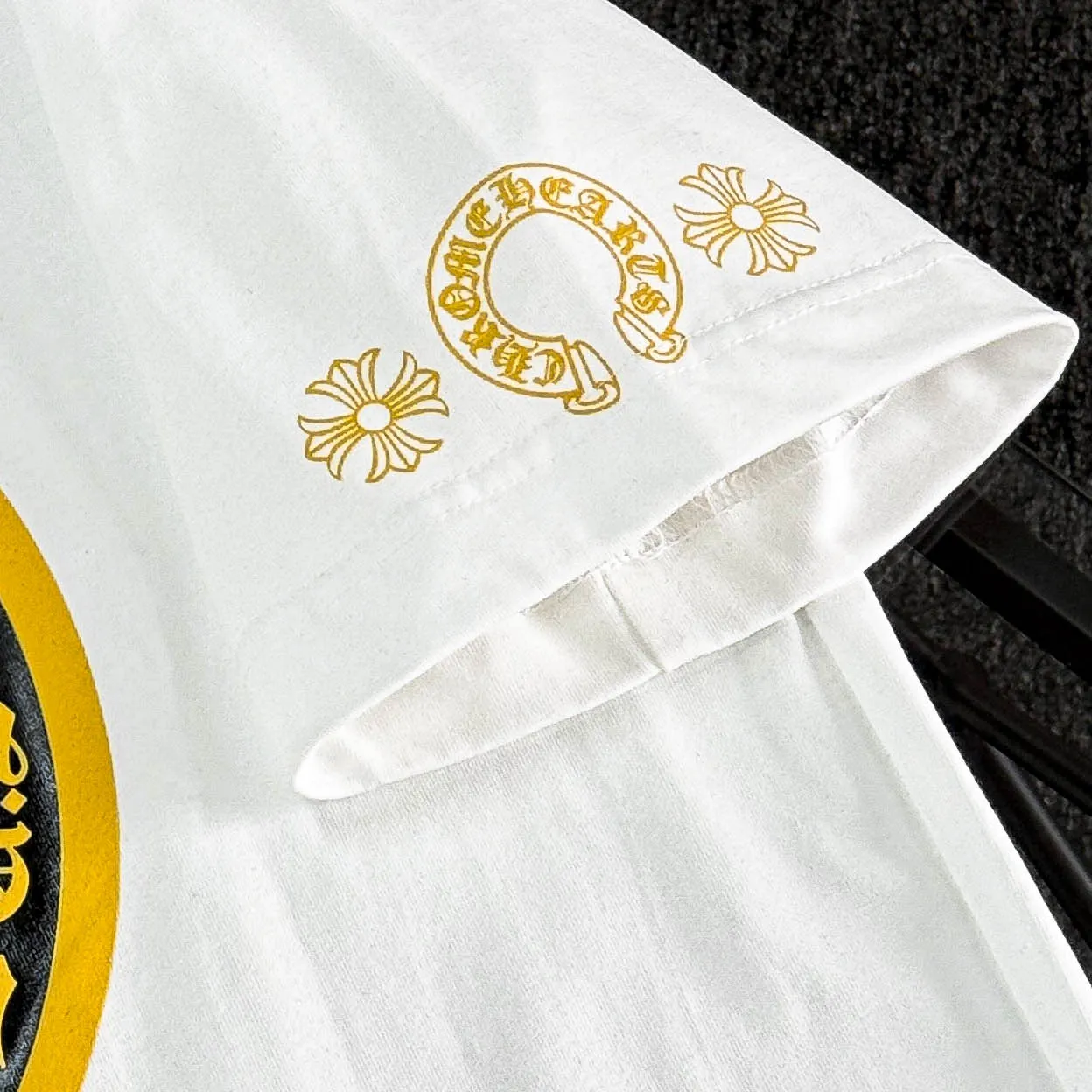 P170 Chrome Hearts 25 high-end versions. The fabric is made of 300 grams of high-density pure cotton. It does not deform or shrink. It has three labels. It is the same style for men and women. Technology: suede foaming + digital printing. Color: white, black. SIZE: S-XL.